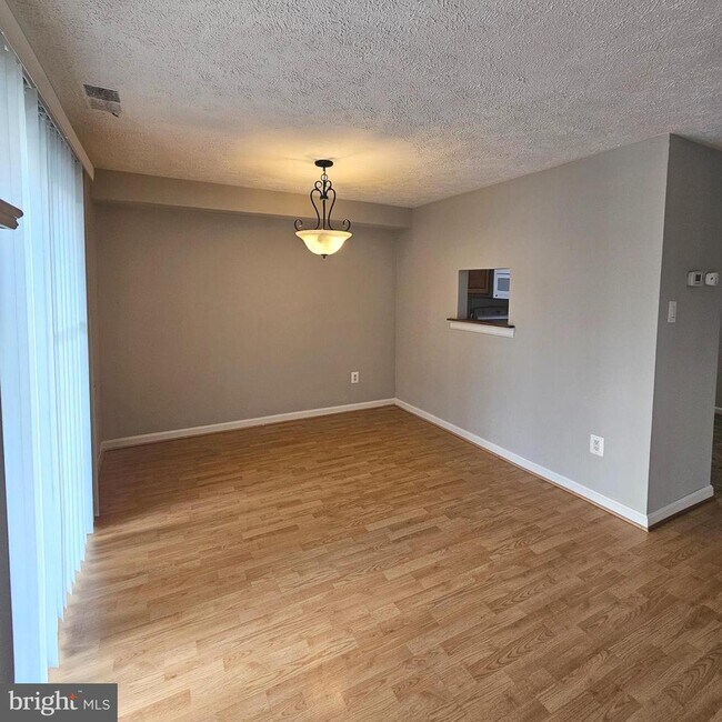 Building Photo - 1005 Warwick Ct