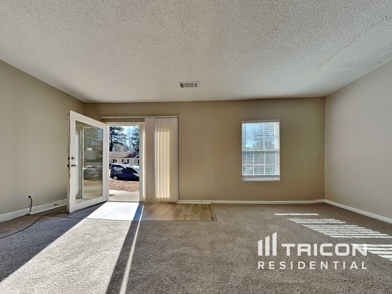 Building Photo - 6161 Hyde Park Ln