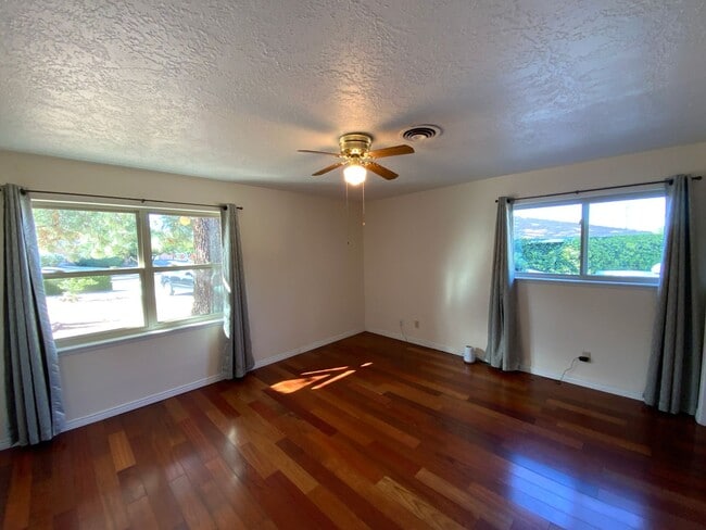 Building Photo - 3 Bedroom Single Story Home Available Near...