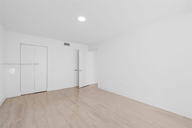 Building Photo - 1756 N Bayshore Dr
