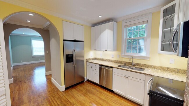 Building Photo - 7BR/4.5BA Home Near UTK | Greek Life & Gro...