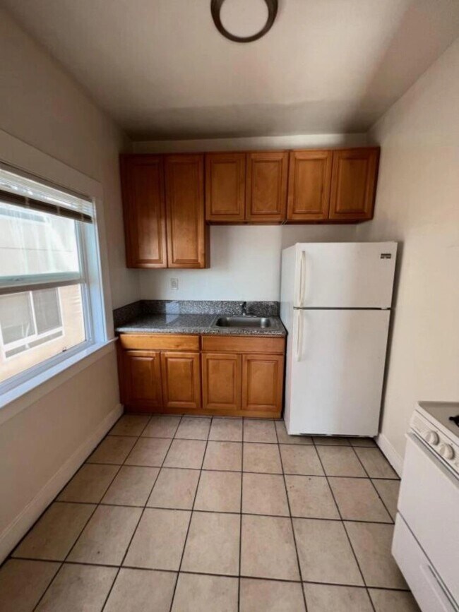 Interior Photo - 984 S. Oxford Avenue,