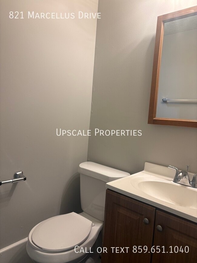 Building Photo - 821 Marcellus Dr