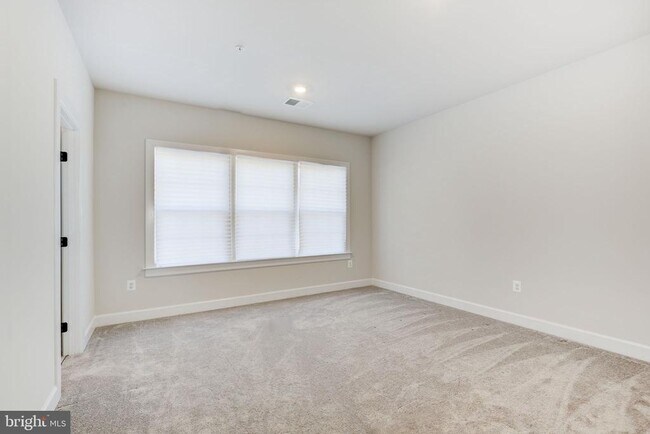 Building Photo - 6547 Clubhouse Dr