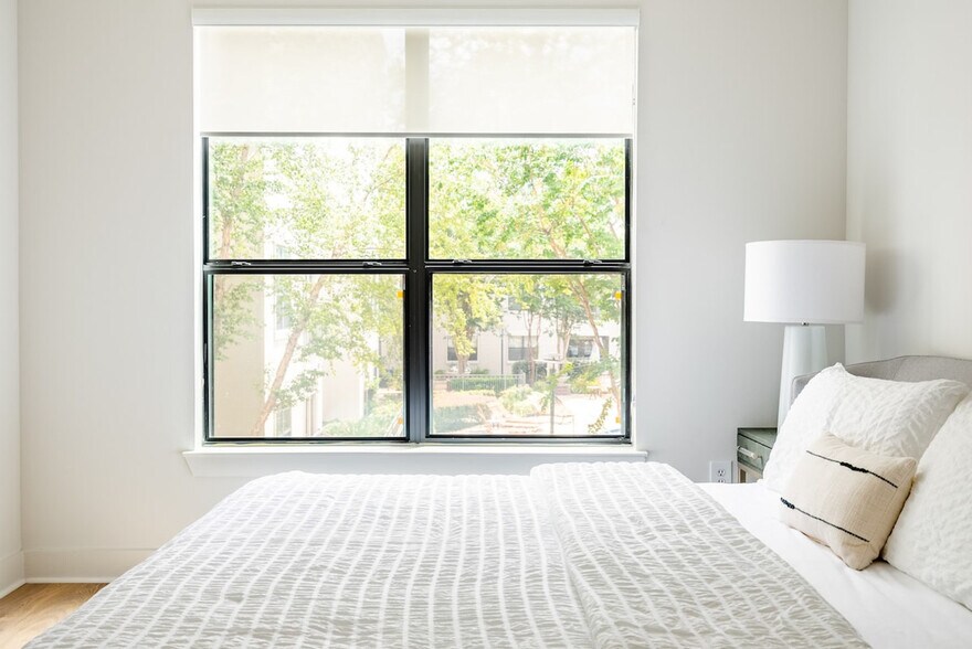 Building Photo - 2137 Pelham Dr