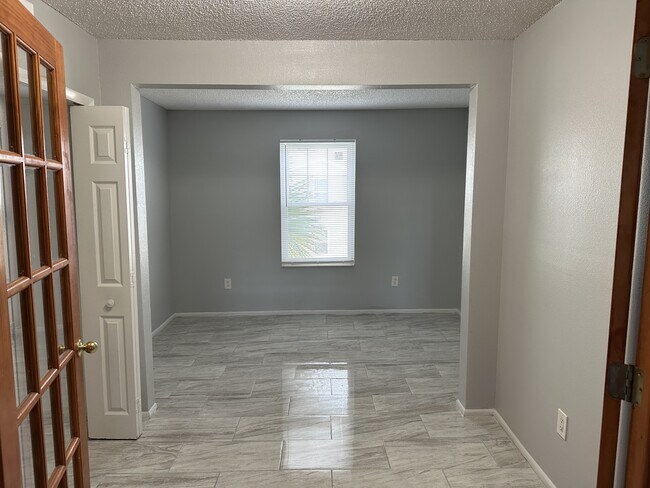 Building Photo - 836 Sky Lake Cir