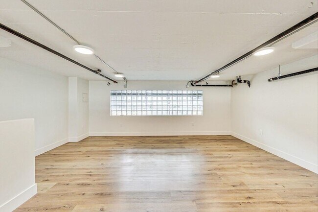 Building Photo - Two level loft with great light and ample ...