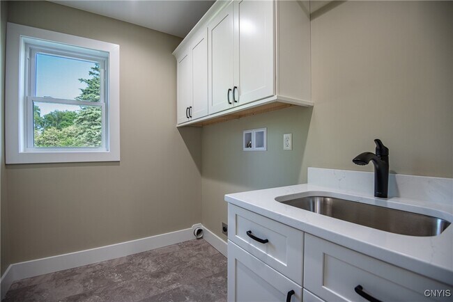 Building Photo - 6251 Meadow Dr