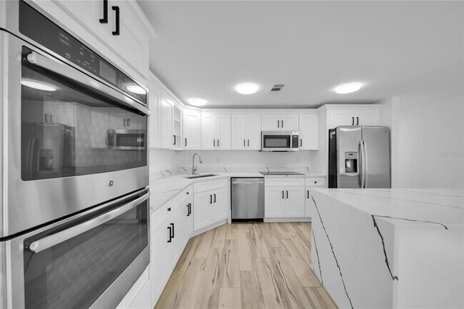 Building Photo - 3307 Pinetree St