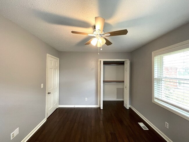 Building Photo - 6317 N Warren Ave