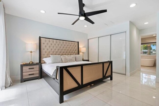 Building Photo - 2112 NE 32nd Ave