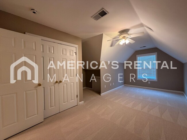 Building Photo - Spacious Five Bedroom Residence in Meadowbrook!