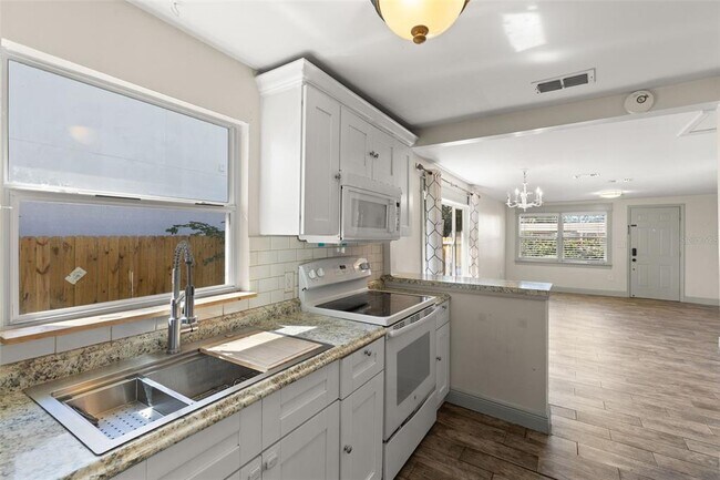 Building Photo - 8507 Claonia St