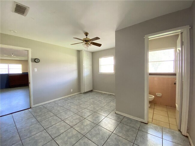Building Photo - 536 W Yoakum Ave