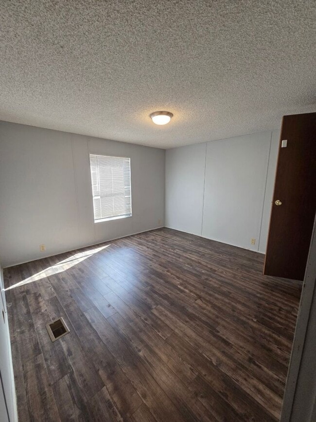 Building Photo - $1,500 - 2 Bedroom / 1 Bath Creekfront Park Model in Tatham Mountain Park