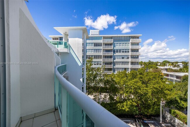 Building Photo - 2000 Bay Dr