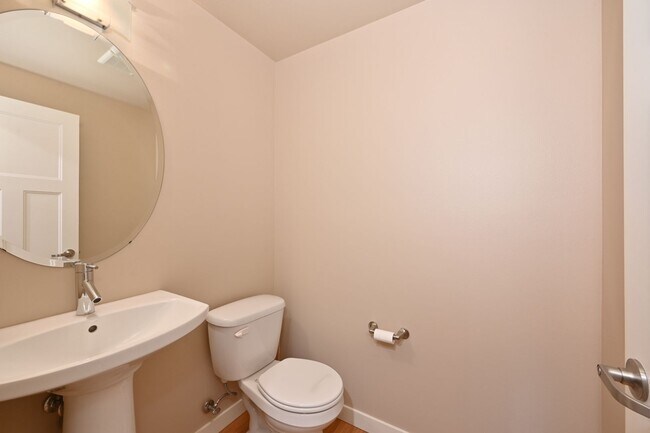 Building Photo - Modern & Spacious 2+ Bedroom/3.25 Bath Vie...