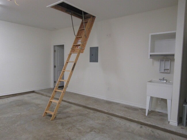 Building Photo - 2419 Messi St
