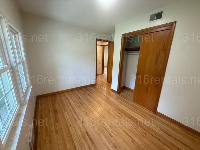 Building Photo - $1400 - 3 bedroom / 1 bathroom - Single Fa...