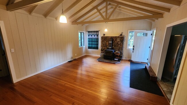 Building Photo - 3 bedroom Mountain Retreat in Boulder Creek!