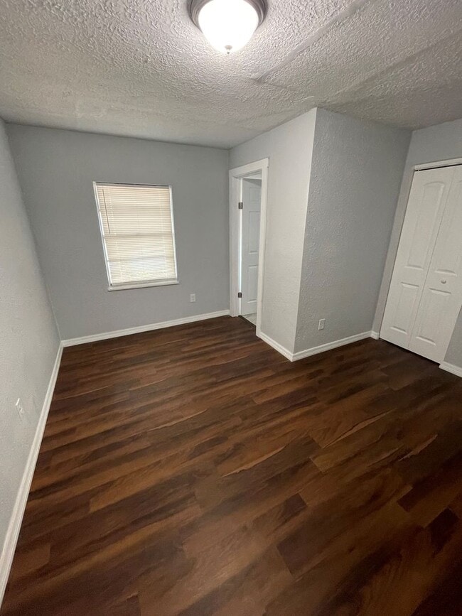 Building Photo - Fabulous 4 Bedroom 2 Bath!