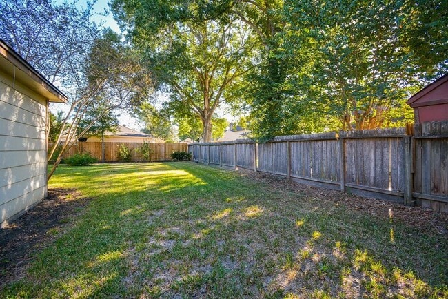 Building Photo - 7614 Club Lake Dr