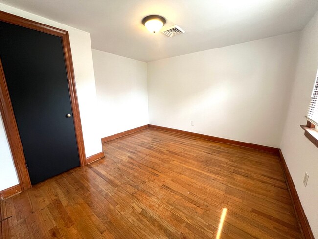 Building Photo - 4 Bedroom 2 Bathroom Home Located in Empor...