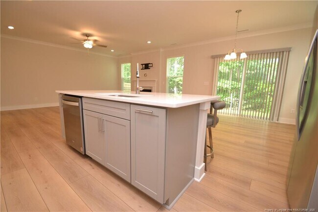 Building Photo - 2129 Seneca Dr