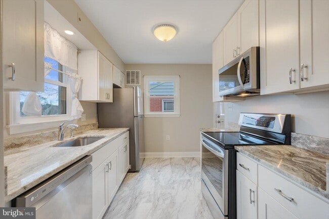 Building Photo - 304 Newfield Rd