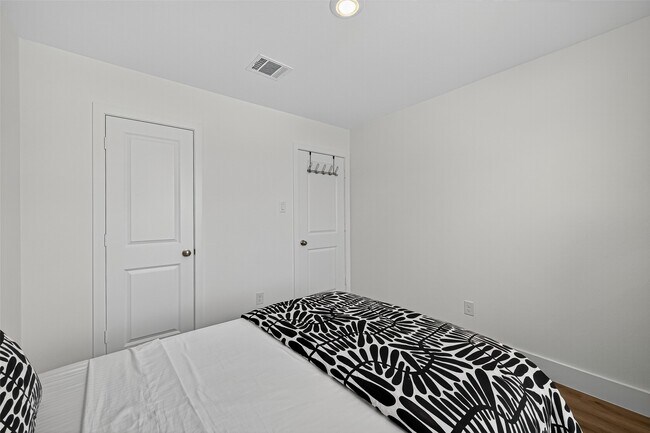 Building Photo - 27615 Village Cir Dr