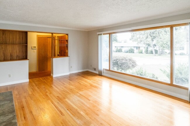 Building Photo - 1214 E 43rd Ave