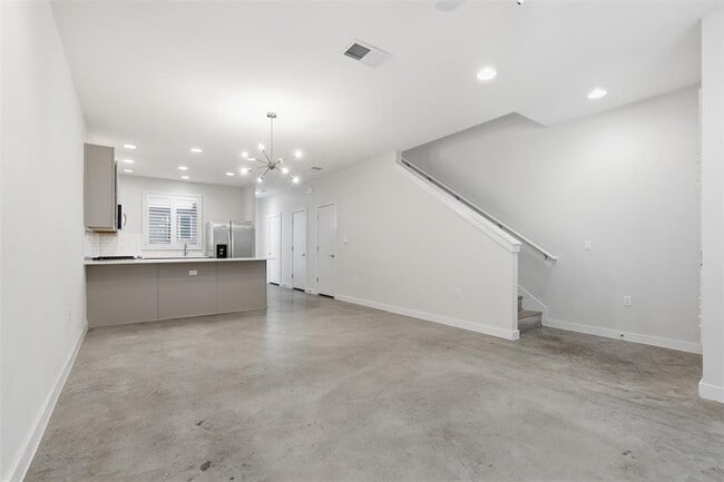 Building Photo - 801 N Bluff Dr