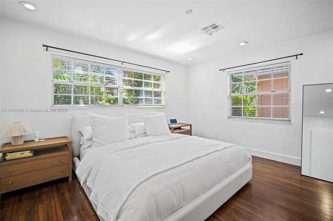 Building Photo - 300 Manor Pl