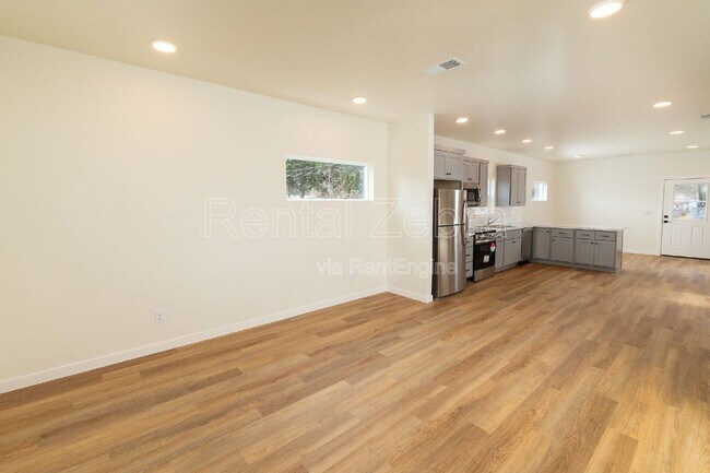 Building Photo - 374 SE Garner St