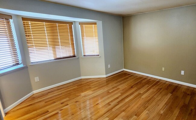 Building Photo - Spacious 2 bedroom Townhome w/ 2 car garage