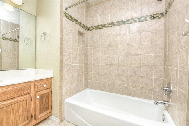 Building Photo - 17820 Park Valley Dr