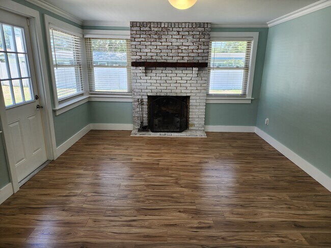 Building Photo - 2347 Eastwood Dr