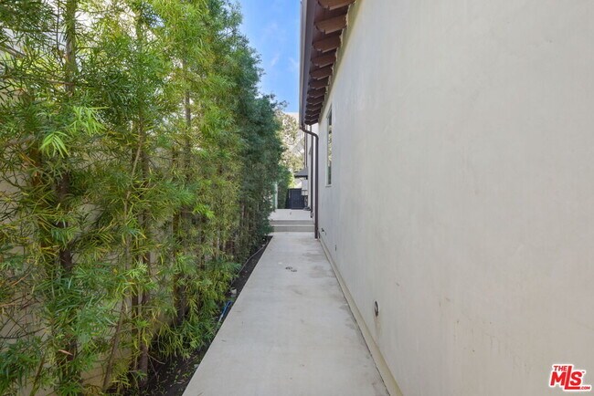 Building Photo - 1153 S Clark Dr