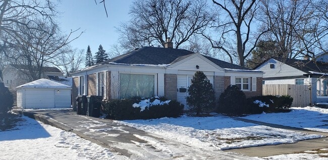 Building Photo - 2049 Magnolia Rd