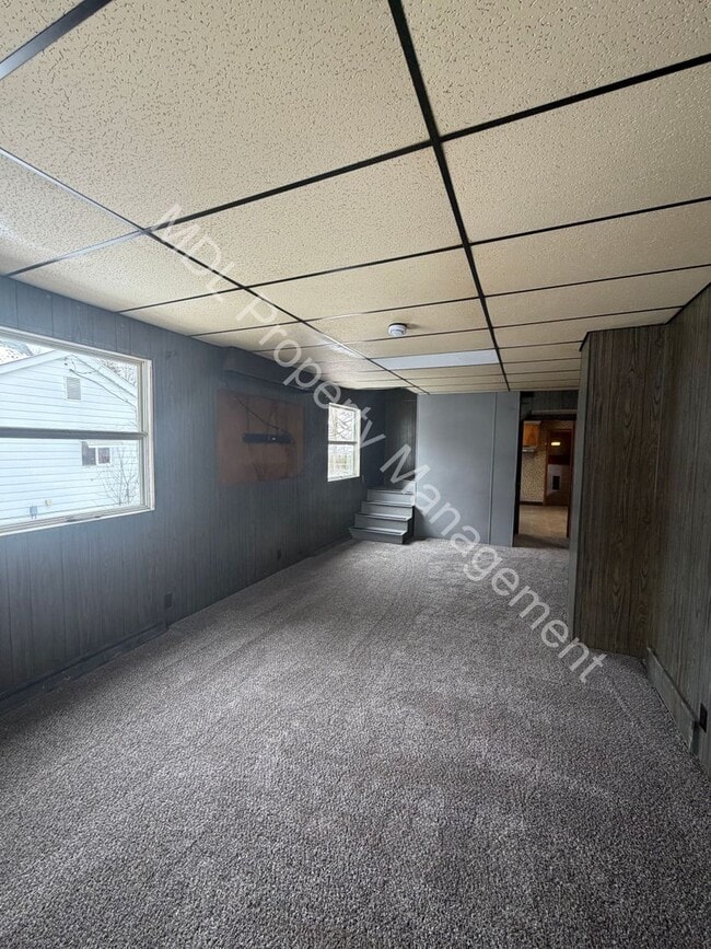 Building Photo - 3 Bedroom 2 Bathroom Home w/ Full Basement