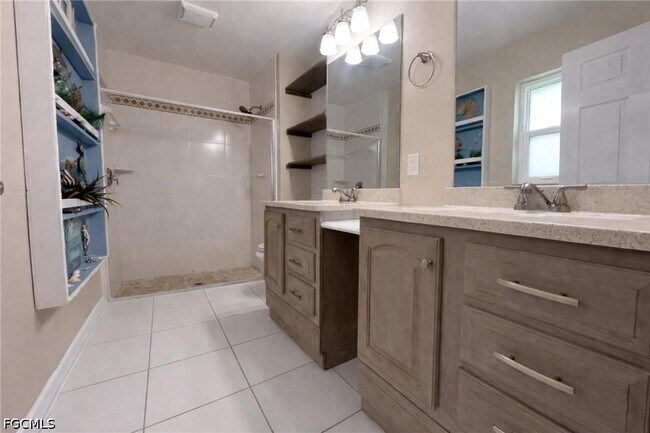 Building Photo - 2302 SW 53rd Terrace