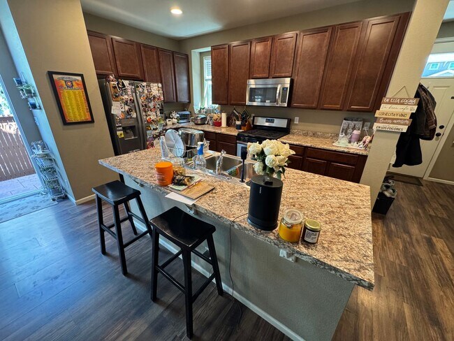 Building Photo - Modern & Light-Filled Home in Central Park – Prime Location