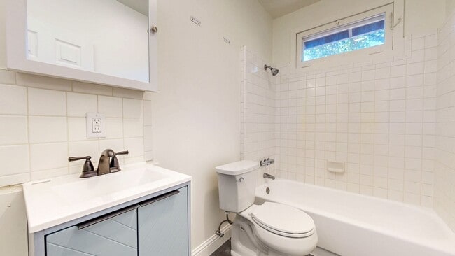 Building Photo - Cozy and Spacious 1 Bedroom 1 Bathroom Single Family Home! Landscaping and Garbage Included!