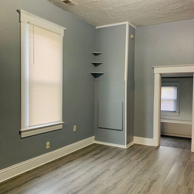 Building Photo - Beautifully Updated 2 Bedroom, 1 Bathroom Home