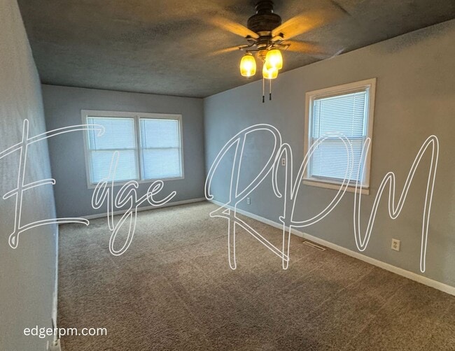 Building Photo - 4 bed/2 bath with 2nd Living room!