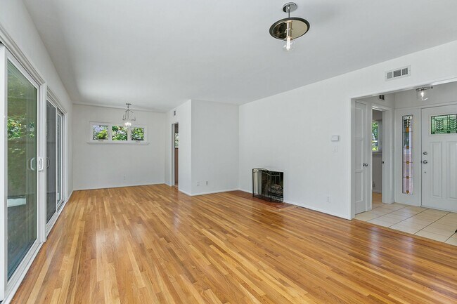 Building Photo - Now Available | Beautiful 3-Bedroom Home in Prime Pasadena