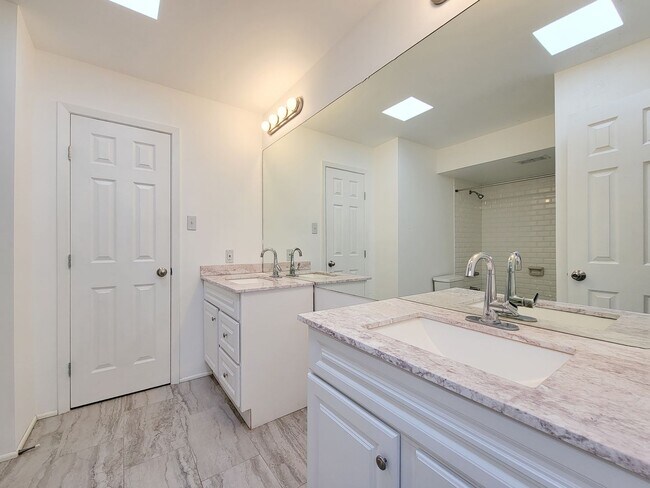 Building Photo - Stylish Townhouse in Prime Location – Walk...