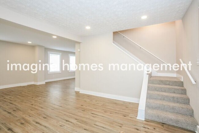 Building Photo - 1118 N Parker Ave