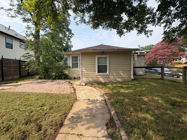Building Photo - CUTE 2/1 HOME CLOSE TO DOWNTOWN