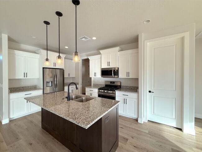 Building Photo - 3 bed, 2 bath home w/2 car garage